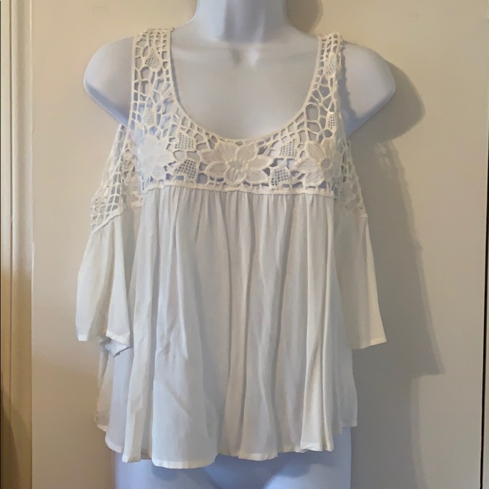 3/$25 👜 Gorgeous Francesca’s cold shoulder top